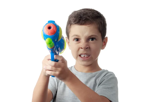 Niño con expresión divertida jugando con pistola de agua de plástico — Foto de Stock