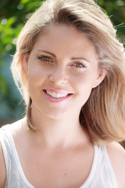 Joven mujer sonriente al aire libre retrato —  Fotos de Stock