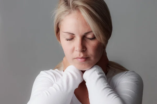 Wanita yang memegang leher terisolasi dengan latar belakang putih. sakit tenggorokan Stok Lukisan  