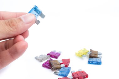 Beyaz zemin üzerine diğerleri arasında sigorta çekerek el