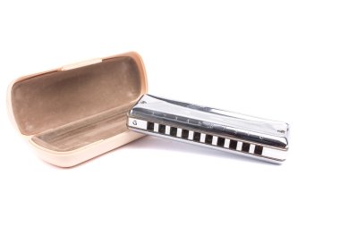 Beyaz arka plan üzerinde izole kutusundaki mızıka