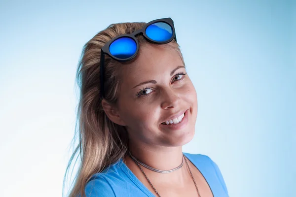 Mosolygó kék napszemüveg gyönyörű nő, feje fölött — Stock Fotó