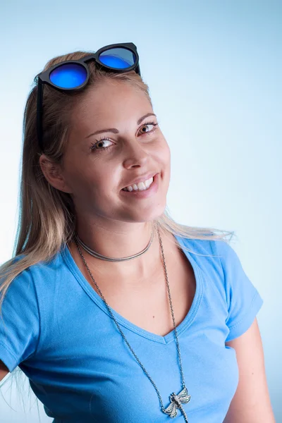 Hermosa mujer sonriente con gafas de sol azules sobre su cabeza —  Fotos de Stock