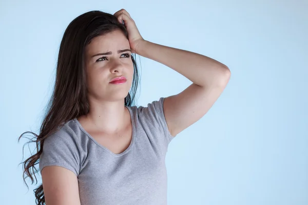 Jeune femme avec une expression de doute. Femme grattant sa tête iso — Photo