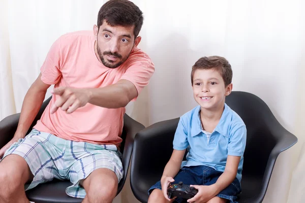 Padre e figlio che giocano ai videogiochi in salotto — Foto Stock