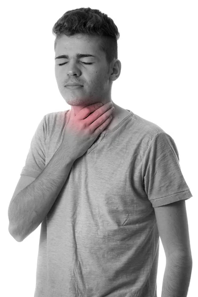 Joven sosteniendo el cuello aislado sobre fondo blanco. Dolor. — Foto de Stock