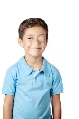 Çocuk beyaz arka plan üzerinde izole göz bandı ile