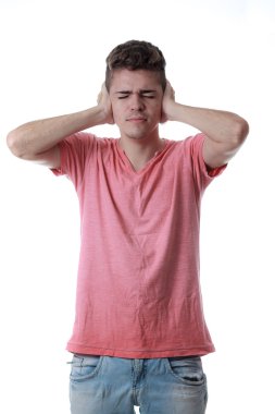 adam elleriyle kulaklarını kapsayan