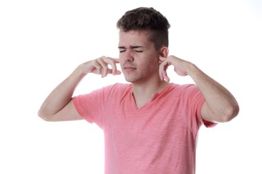 adam elleriyle kulaklarını kapsayan