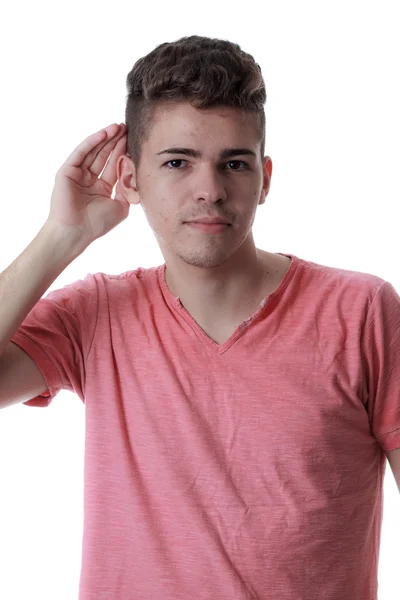 Joven hombre caucásico con la mano en el oído para ayudar a escuchar — Foto de Stock