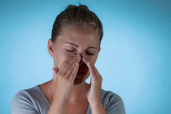 Sinusschmerzen Sinusdruck Sinusitis Traurige Frau Halt Nase Und Kopf Wegen Nasennebenhohlenschmerzen Schon Erwachsene Stock Photo 228218938