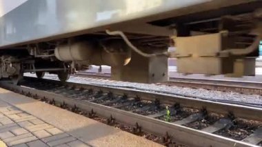 Tren raylar boyunca hareket ediyor. Yakın çekim görünümü 