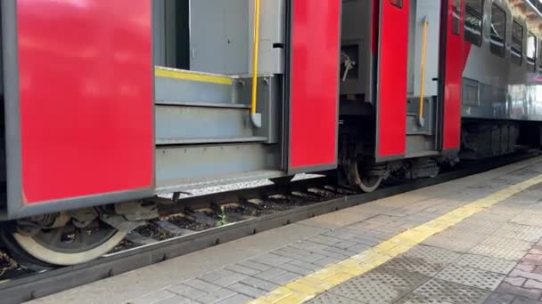 Pociąg Otwiera Drzwi Parking Oczekiwaniu Pasażerów — Wideo stockowe