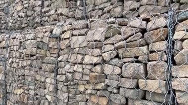 Çelik tel örgü sepetinden yapılmış Gabion duvarı. Taş duvarlar, kıyı aşınmasından korunma. Gabion ve Rock zırh-kıyı ve su yolları koruması