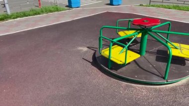 yeşil ve sarı renkli çocuklar oyun alanında oynuyorlar