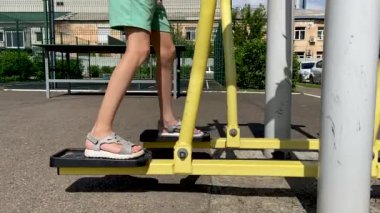 Kız bacak eğitmenine egzersiz yaptırıyor, koşuyor, yürüyor, adım atıyor. Bacaklarını kapat. 