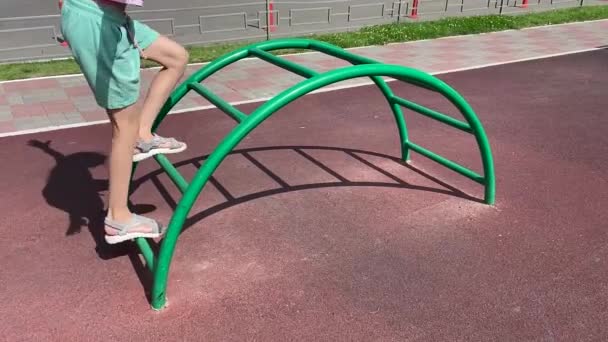 Mädchen Klettert Die Treppe Zum Spielplatz Hoch Arme Zur Seite — Stockvideo