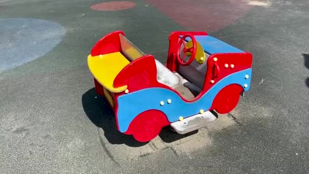 Voorjaarsschommel Voor Kinderen Vorm Van Een Auto Speeltuin Met Rubberen — Stockvideo