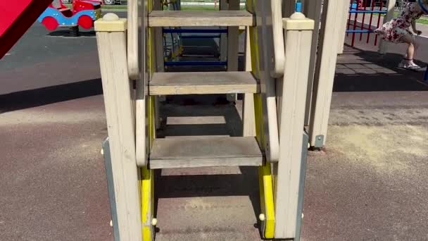 Ξύλινες Ασφαλείς Πολύχρωμες Κατασκευές Σκάλες Φράχτες Και Διαφάνειες Στην Παιδική — Αρχείο Βίντεο