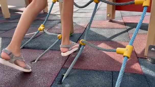 Дівчина Сандалі Піднімається Мотузці Дитячому Майданчику — стокове відео