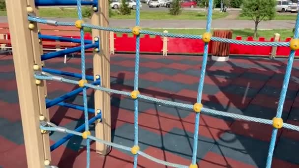 Strickleiternetz Blau Auf Dem Spielplatz — Stockvideo