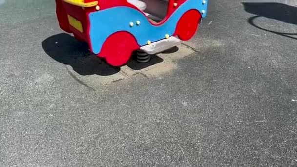 Весенние Качели Детей Форме Автомобиля Детской Площадке Резиновым Покрытием — стоковое видео