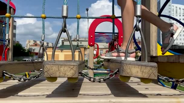 Mädchen Sandalen Läuft Auf Einem Kinderkettenweg Auf Dem Spielplatz — Stockvideo