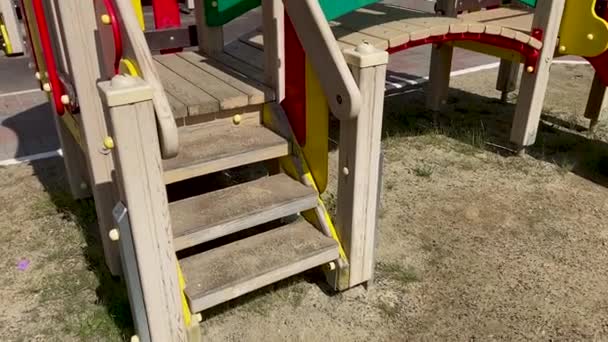 Holzsichere Bunte Konstruktionen Mit Treppen Zäunen Und Rutschen Auf Dem — Stockvideo