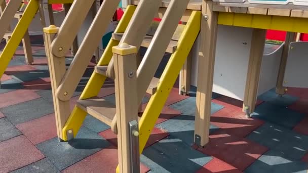 Ξύλινες Ασφαλείς Πολύχρωμες Κατασκευές Σκάλες Φράχτες Και Διαφάνειες Στην Παιδική — Αρχείο Βίντεο