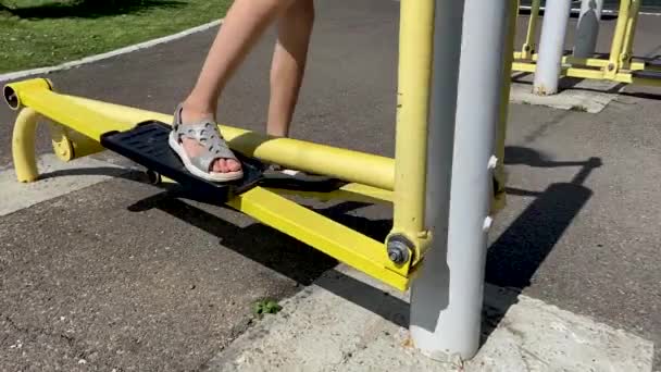 소녀는 조련사에게 운동을 걷기를 다리를 감는다 — 비디오