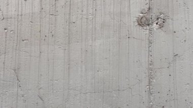 Çatlaklarla, deliklerle ve diğer kusurlarla boyanmış beton duvarlar. Yakın plan görüntüle  