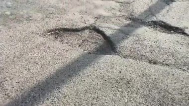 Hasarlı asfalt ile şehir yolu, yukarıdan