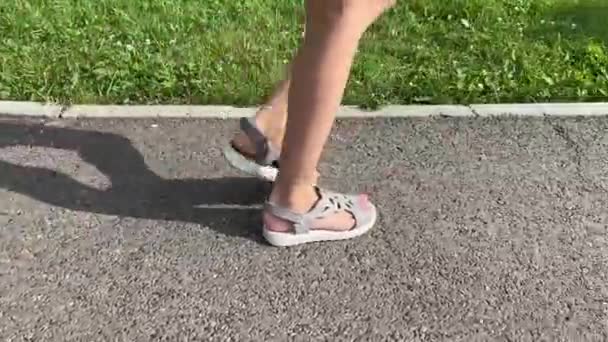 Ein Kind Sandalen Läuft Auf Dem Asphalt Beine Aus Nächster — Stockvideo