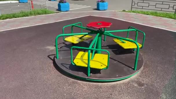 Groene Gele Kleur Kinderen Carrousel Spinnen Speelplaats — Stockvideo