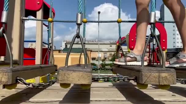 Meisje Sandalen Wandelingen Een Geschorst Kinderen Ketting Weg Speelplaats — Stockvideo