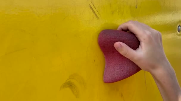 Het Kind Grijpt Klimwand Vast Bouw Speelplaats Close Upzicht — Stockvideo
