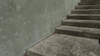 Dekorasyonsuz beton sokak merdiveni. Yüzey düzensiz ve çatlaklarla dolu.. 