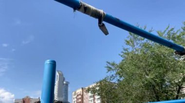 Boş mavi yatay çubuk. Anti-kaydırma yapıştırıcısı sarılı.