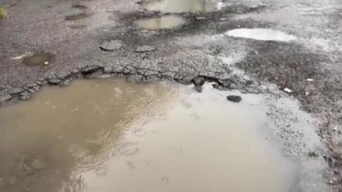 Yol kıştan sonra yok. Yoldaki çukurlara su birikintileri