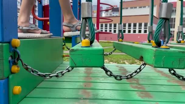 Meisje Sandalen Wandelingen Een Geschorst Kinderen Ketting Weg Speelplaats — Stockvideo