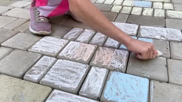 Çömelmiş Bir Kız Kaldırım Taşlarına Tebeşirle Çiziyor Yakın Çekim Görünümü — Stok video
