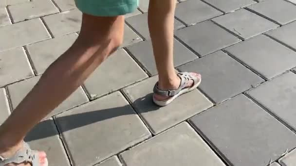 Enfant Sandales Marche Long Des Pavés Jambes Rapprochées — Video
