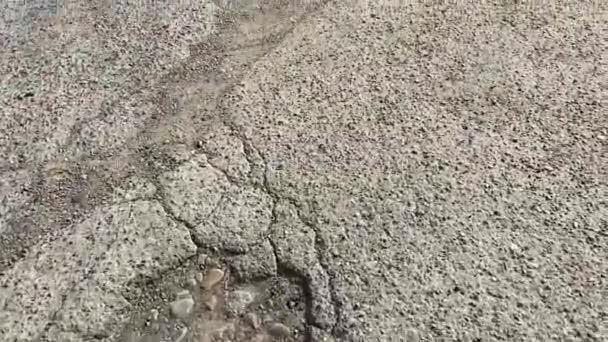 Stadtstraße Mit Schadhaftem Asphalt Von Oben — Stockvideo