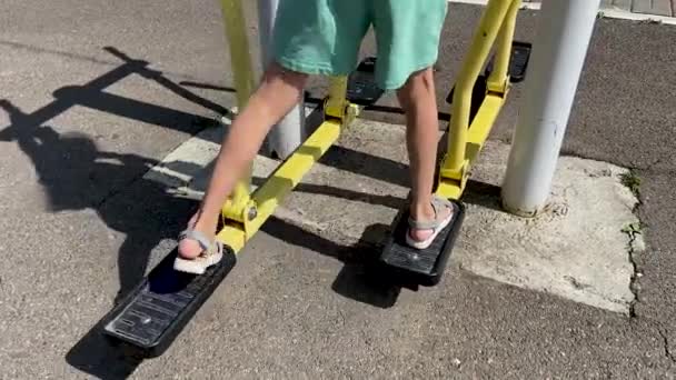 Menina Executa Exercícios Treinador Perna Correndo Andando Stepper Pernas Perto — Vídeo de Stock