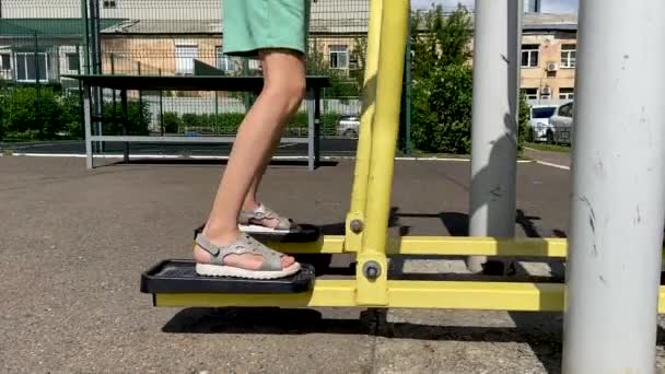 Fille Effectue Des Exercices Sur Entraîneur Jambe Course Marche Stepper — Video