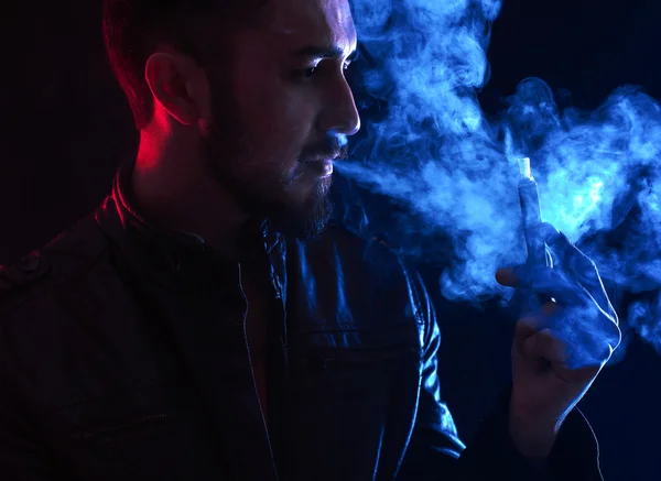 Goed geklede bebaarde man Rookvrije elektronische sigaret in studio — Stockfoto