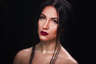 Petrol yamalar deri ile genç esmer portresi