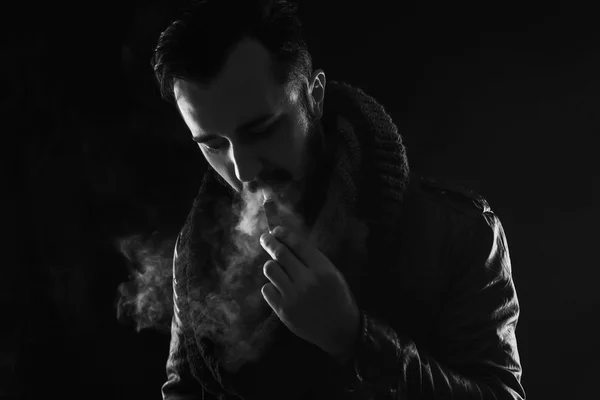 Szakállas elegáns férfi, gazdaság, és a dohányzás elektronikus cigaretta — Stock Fotó