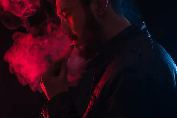 Sakallı şık adam tutarak ve elektronik sigara