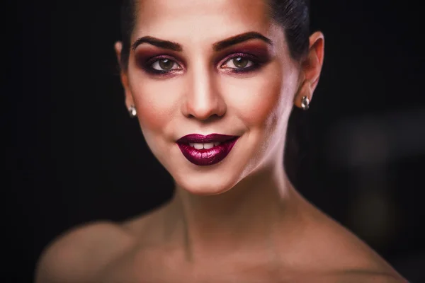 Hermosa mujer con maquillaje profesional — Foto de Stock